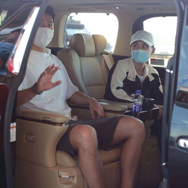 何超莲窦骁合体现身机场，赌王千金再现“望夫
