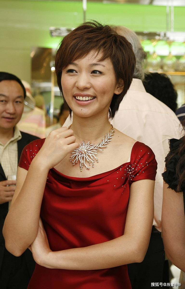 欧阳夏丹穿红"礼服裙"真漂亮,单肩领口露出项链,配短发好甜美_手机