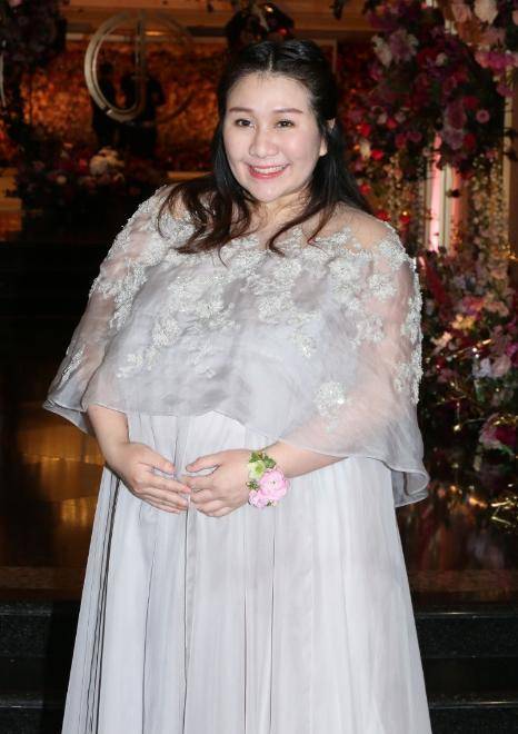 大妈|赌王千金晒女儿正脸照，穿灰T像大妈，还被嘲长得不如60岁的妈