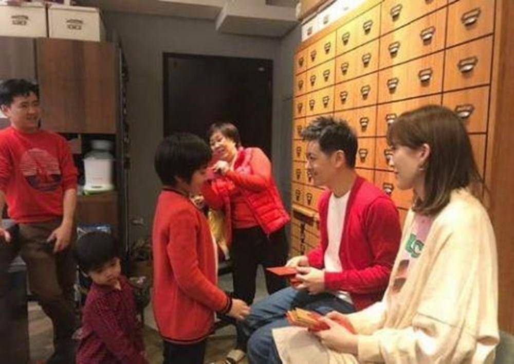 爸爸|11岁身高直逼爸爸肩膀，妥妥小正太林志颖大儿子“脱缰式”长大