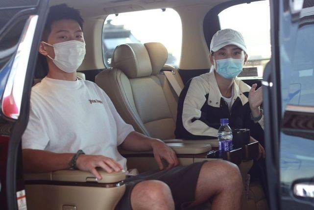 何超莲窦骁合体现身机场，赌王千金再现“望夫