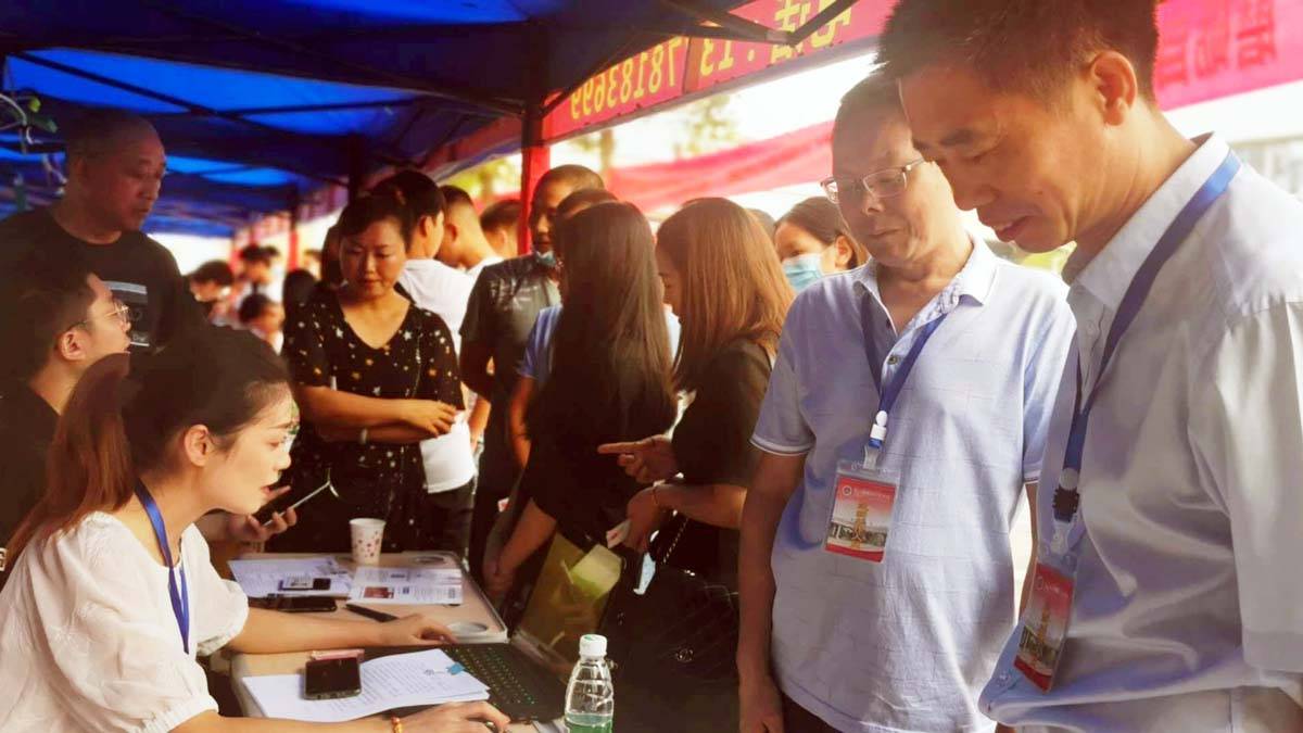 消息资讯|近1000名新生报道了，两名彝族姑娘第一次走出大山