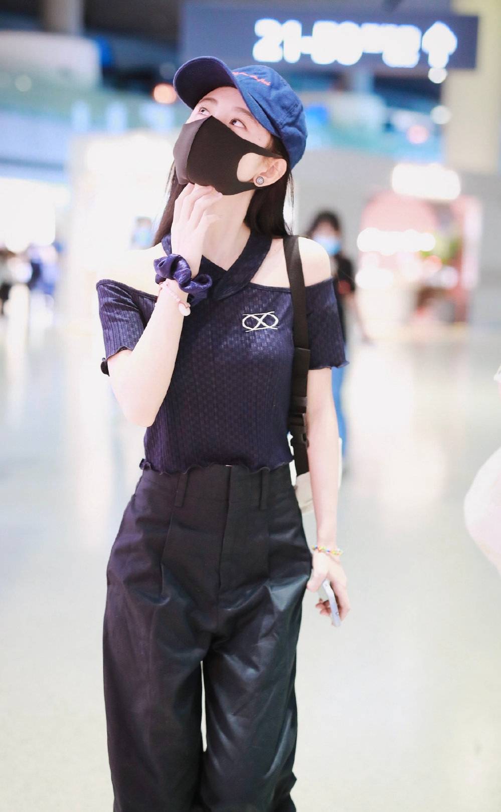 皮质|终于不走甜美风了，鞠婧祎穿黑色皮质衬衫现身，美得高级又惊艳