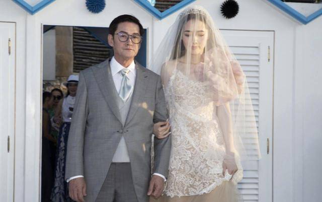 郭爸|原创向佐晒照庆祝结婚一周年，笑容幸福，力证与郭碧婷恩爱如初