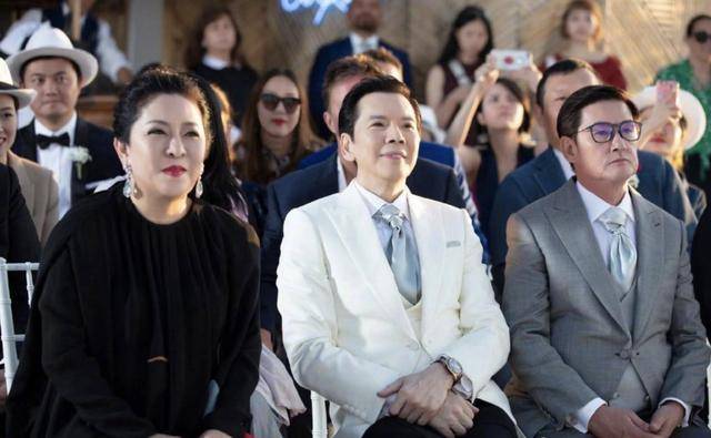 郭爸|原创向佐晒照庆祝结婚一周年，笑容幸福，力证与郭碧婷恩爱如初