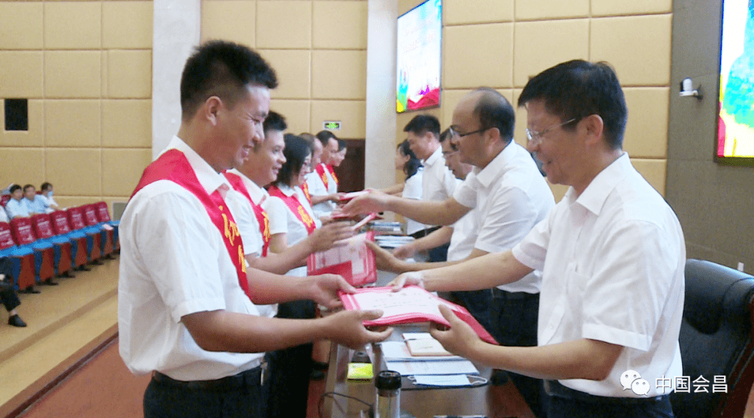 今天，会昌召开庆祝教师节表彰大会！这227名“教育功臣”喜获表彰！_初中