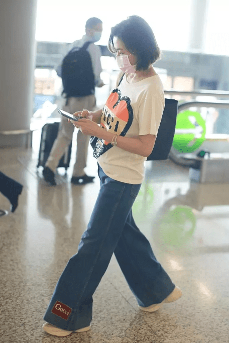 气质|57岁关之琳罕见露面,穿T恤配阔腿裤气质清秀,梳波波头更减龄