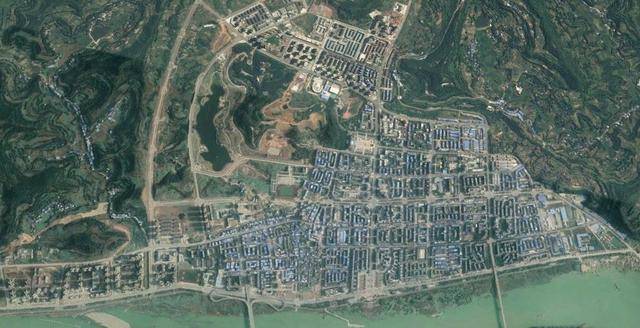 原创卫星上看四川仪陇县老县城在山顶新县城在嘉陵江畔