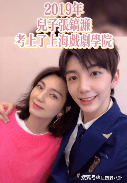 洪欣晒单人婚纱照,只提儿女不提张丹峰