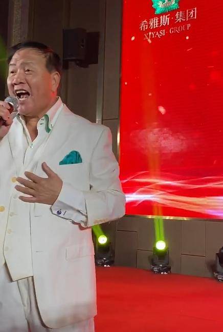 万梓良现身商演，患糖尿病后暴肥还秃头，周润