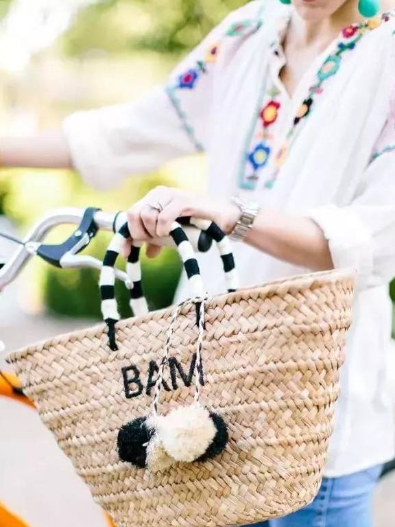 度假|别买PVC透明包了，今年流行“草编包”！