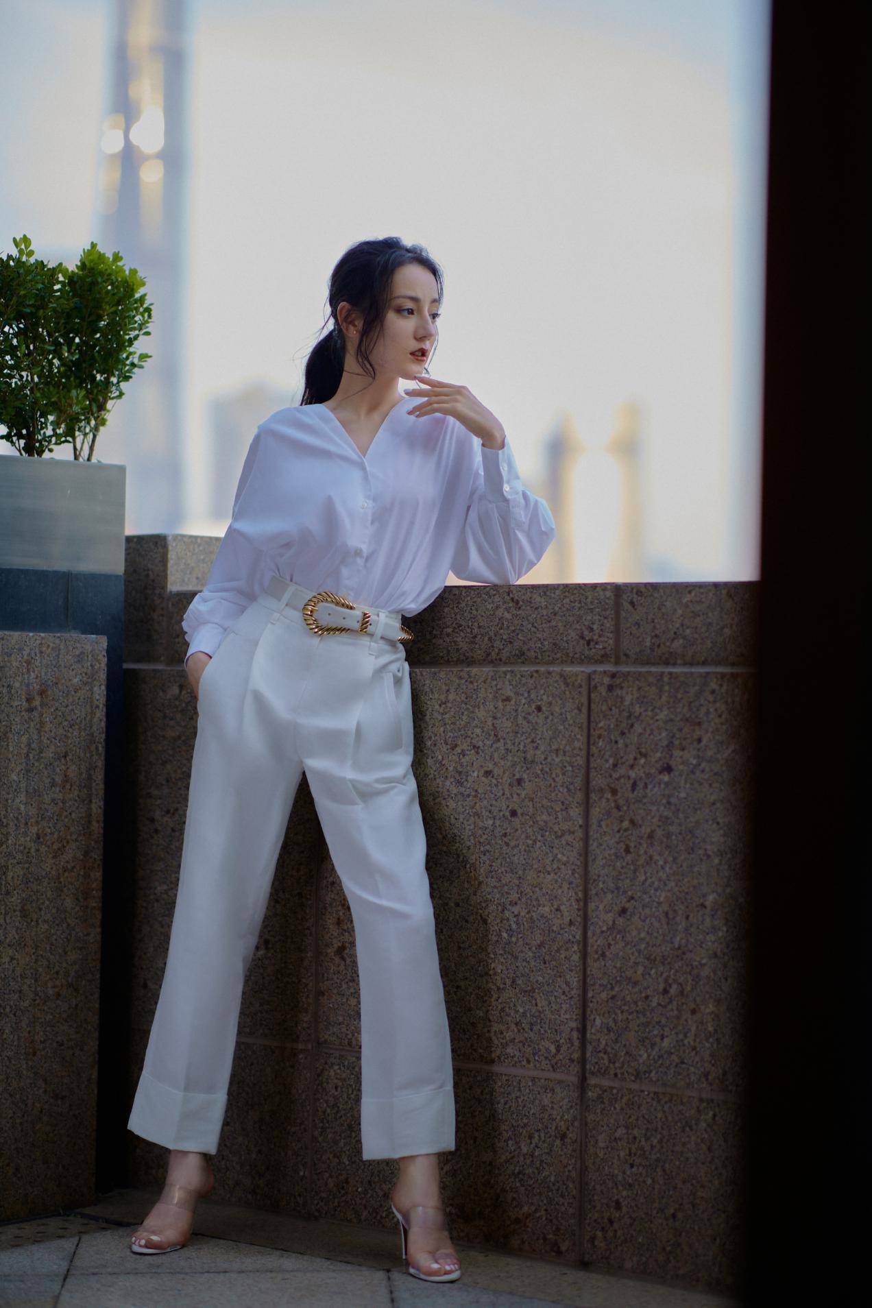 原创迪丽热巴杂志封面大片真美!亮片鱼尾裙闪闪发光,宛若幻境仙子