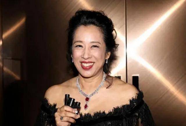 8年|原创郭晶晶拼4胎传闻破灭，霍启刚亲口否认，公婆回答暴露郭晶晶地位