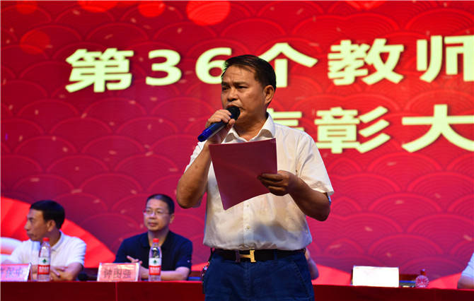 理事长唐正魁发表了热情洋溢的致辞,他给全体教职员送上了美好的节日