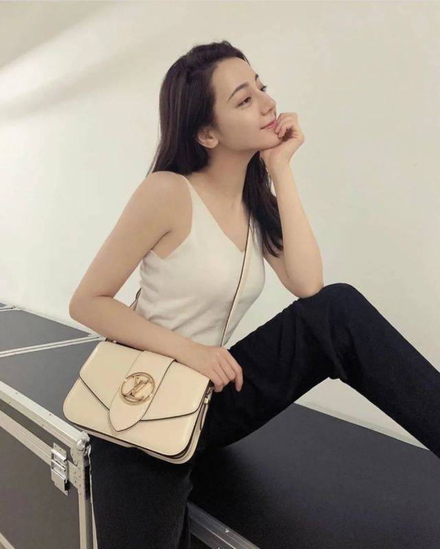 心机|迪丽热巴太会穿，简单白T配心机“流苏”裙，腿长貌美真吸睛