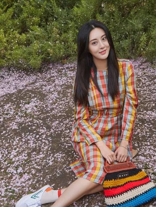 甘露|别再买七百多的匡威了，街头火了一款一百多的小白鞋，便宜又时尚