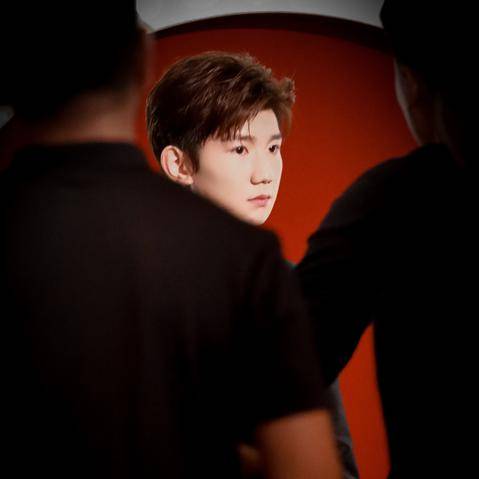 黑色|王源黑色印花西装为什么会上热搜？大家如何评论的？