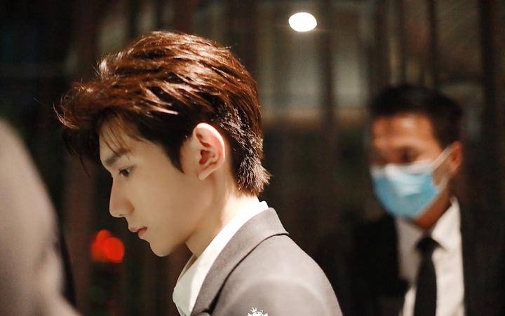 黑色|王源黑色印花西装为什么会上热搜？大家如何评论的？