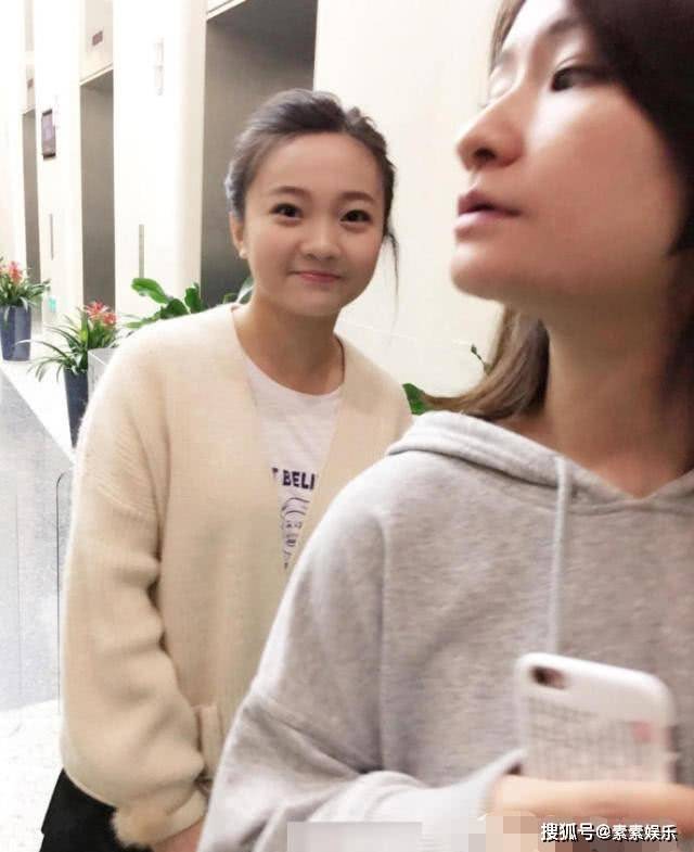 母女|林妙可60岁妈妈罕见出镜，母女衣品颜值飙升，越来越时尚了