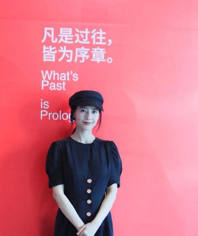 效果|高圆圆现身朗读会，戴报童帽脸变圆润，生图脸颊下垂却挡不住美貌