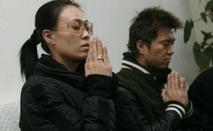 与妻子双双入狱,从巨星沦为路人,如今满头华发走穴为生