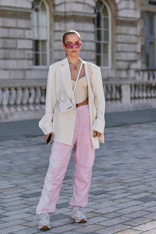 感觉|最近流行“秀色可餐”式穿搭！燕麦杏仁奶油色，温柔简约又高级