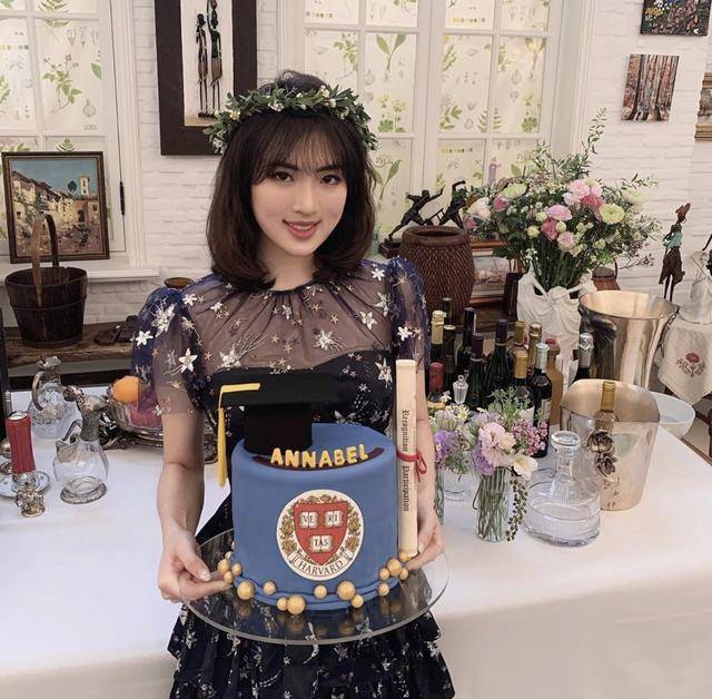 西装|姚安娜穿西装登杂志，格纹西装展现商界强人范儿，还自嘲纨绔子弟