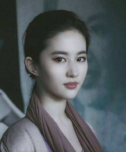 袁姗姗|Lisa没有刘海像变了一个人？辛芷蕾袁姗姗换发型更是堪比整容