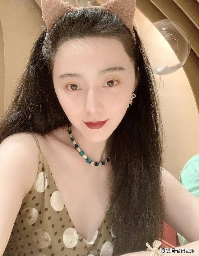 范冰冰回应复合传闻，晒自拍透露事业动向，额