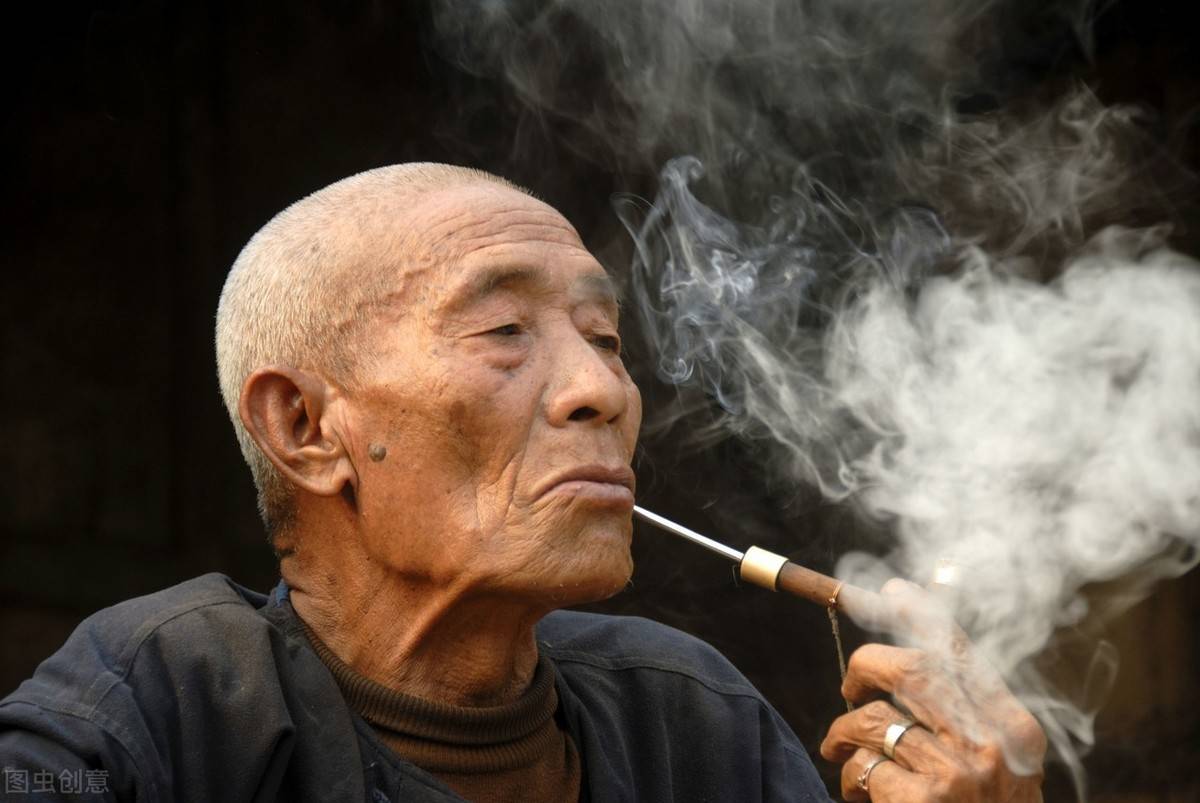 经常吸烟的人,睡觉时若有5个表现,你的肺可能已受伤,立即戒烟