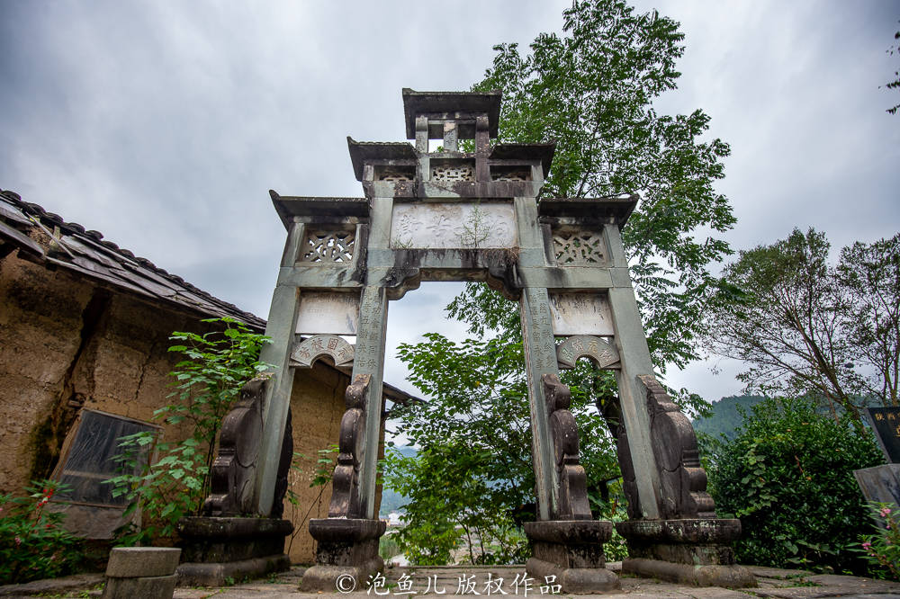 少女|陕南农村发现百年贞节牌坊，15岁少女守寡70年，这事你咋看？
