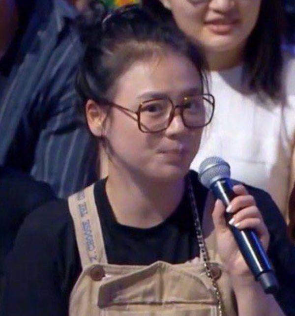 形象|马思纯怎么又胖了？素颜看脱口秀被拍，一脸胆怯惹人心疼