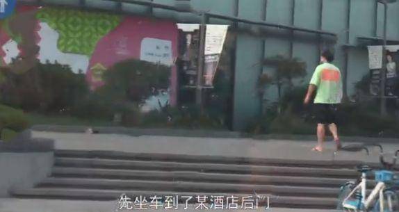 人设不保|人设不保？沈腾夜入会所短裙美女陪伴