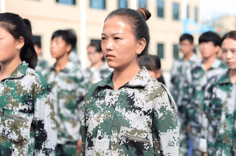 女生军训时,为啥教官总盯着你看,知道原因后,新生:幸好早知道