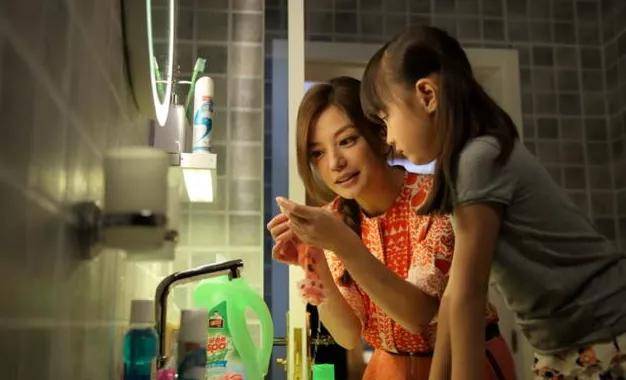 幼儿园|金巧巧送娃上学，幼儿园档次尽显，星二代学费谁家更昂贵？