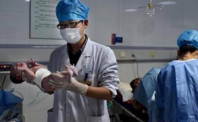 小琳|护士反手就一巴掌，宝妈不怒反笑宝宝出生时一声不哭还嬉皮笑脸
