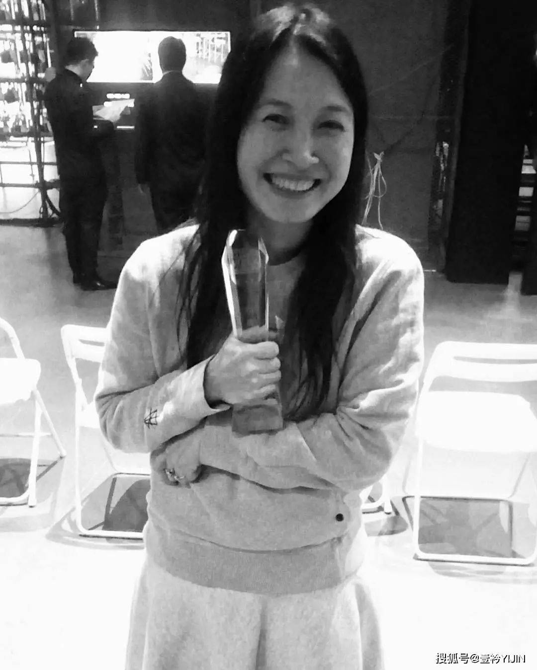 越南|被巴黎世家抄袭？把衣服种上鲜花、冻进冰块里？越南时装的高光时刻