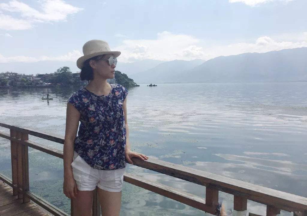 本人|邬君梅也老成普通人了，气质都靠团队包装，本人素颜并不好看！