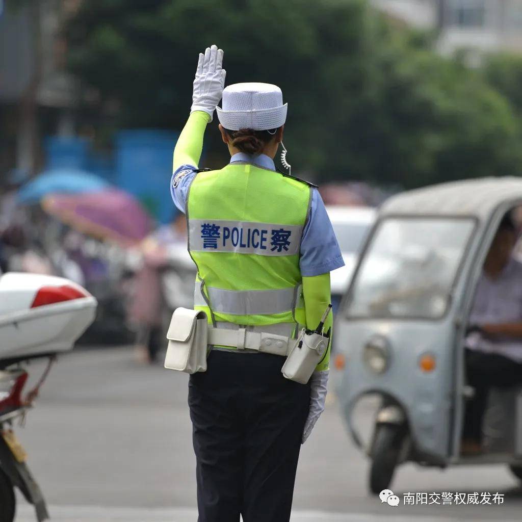 南阳女辅警的执勤瞬间
