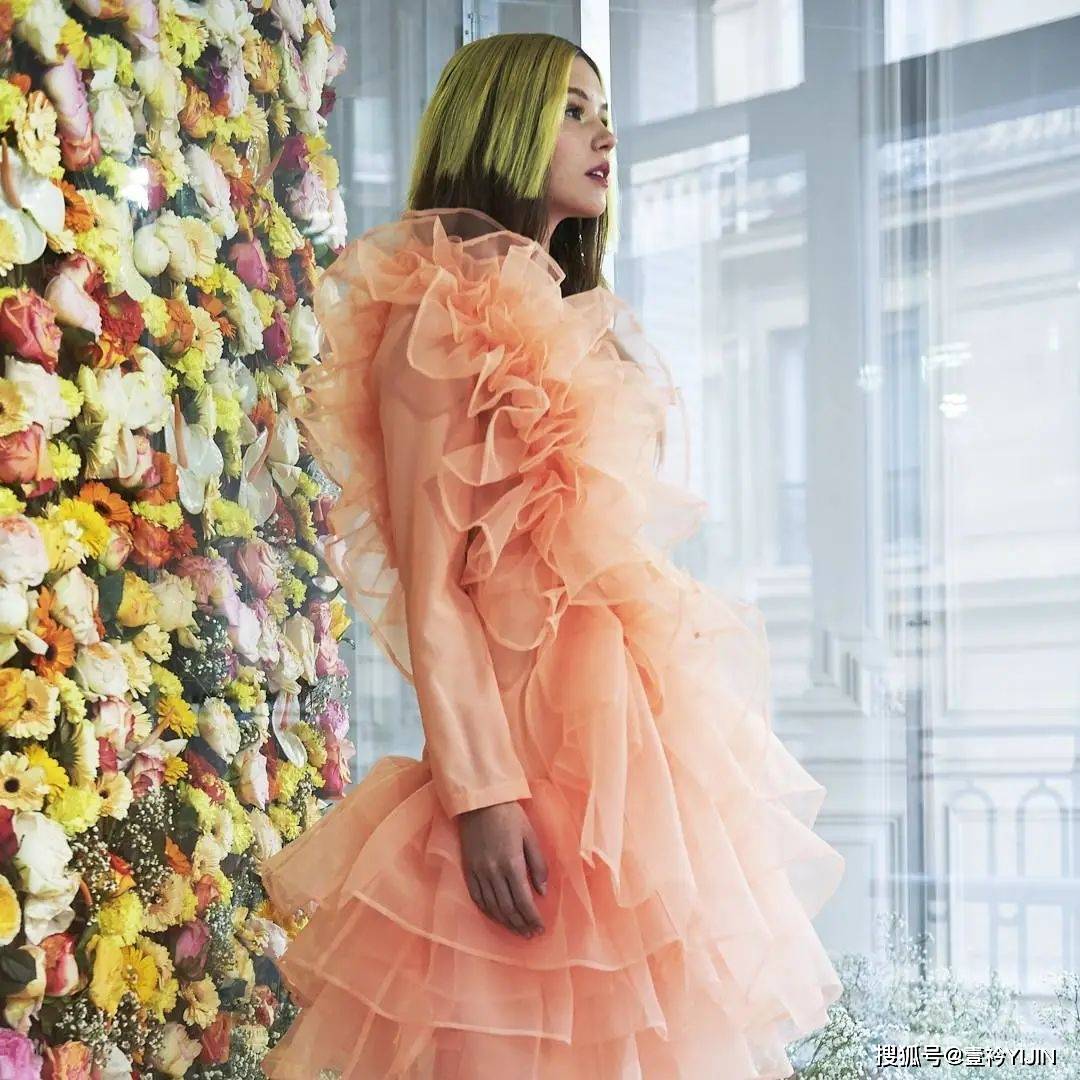 越南|被巴黎世家抄袭？把衣服种上鲜花、冻进冰块里？越南时装的高光时刻