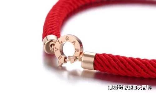 女人|女人脚上系红绳是为了好看，还是另有含义？