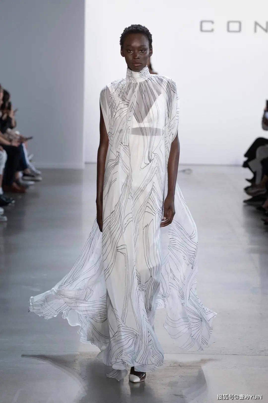 越南|被巴黎世家抄袭？把衣服种上鲜花、冻进冰块里？越南时装的高光时刻