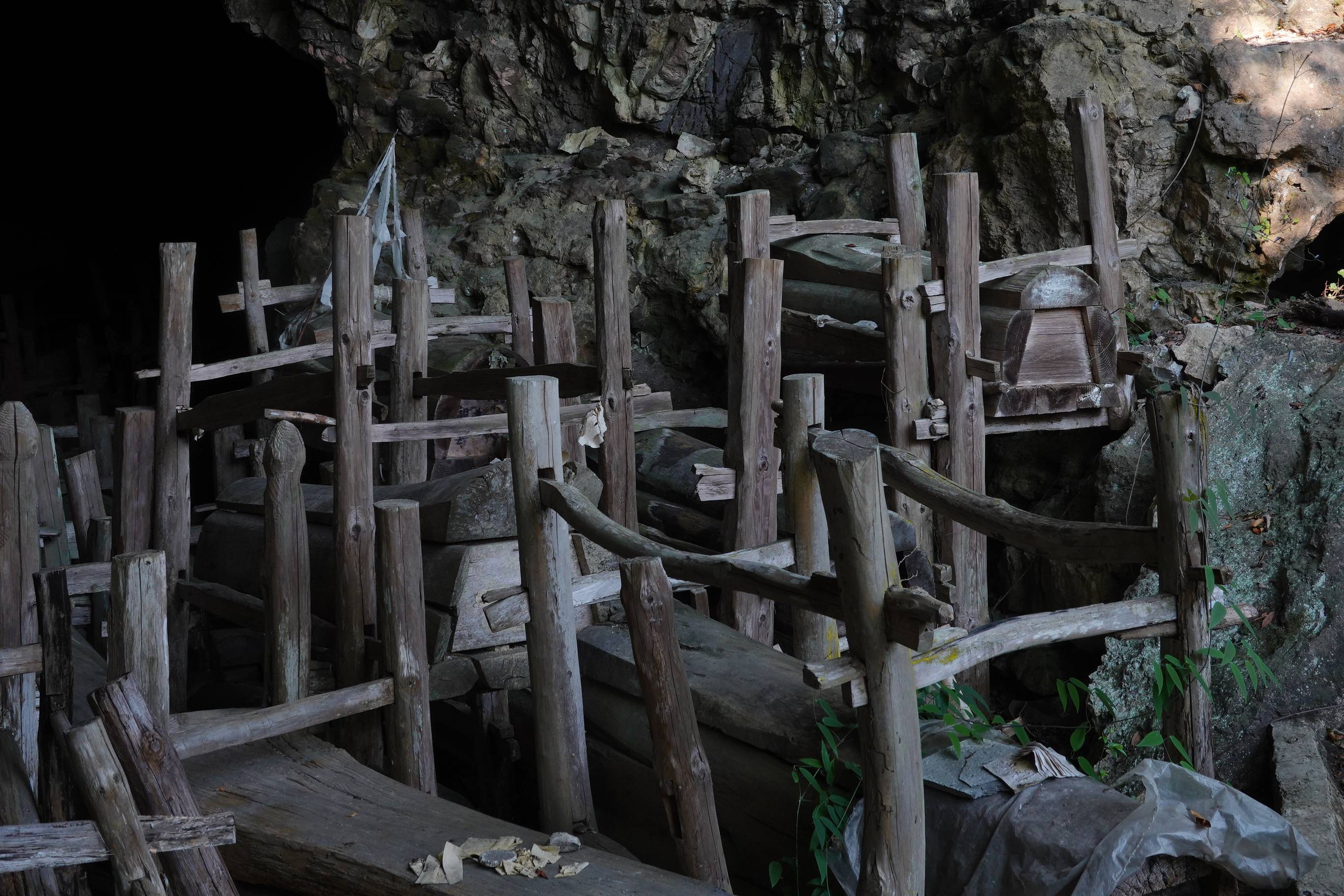 贵州深山里的神秘洞葬，洞中有400多具棺材，走进一看太震撼了_哔哩哔哩_bilibili