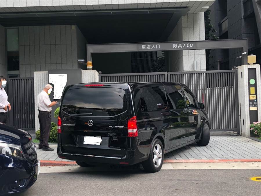 小鬼猝逝现场曝光，穿T恤内裤口鼻撞伤出血电视