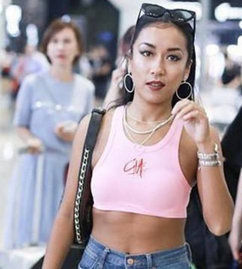 好人|吉克隽逸又把机场变秀场，穿“迷你装”很吸睛，好人气全看得见