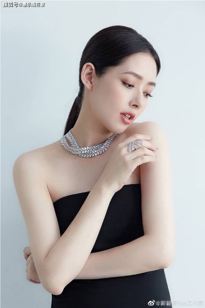 写真照|郭碧婷疑已成功“卸货”，工作室晒其写真照，身材纤细小腹平坦