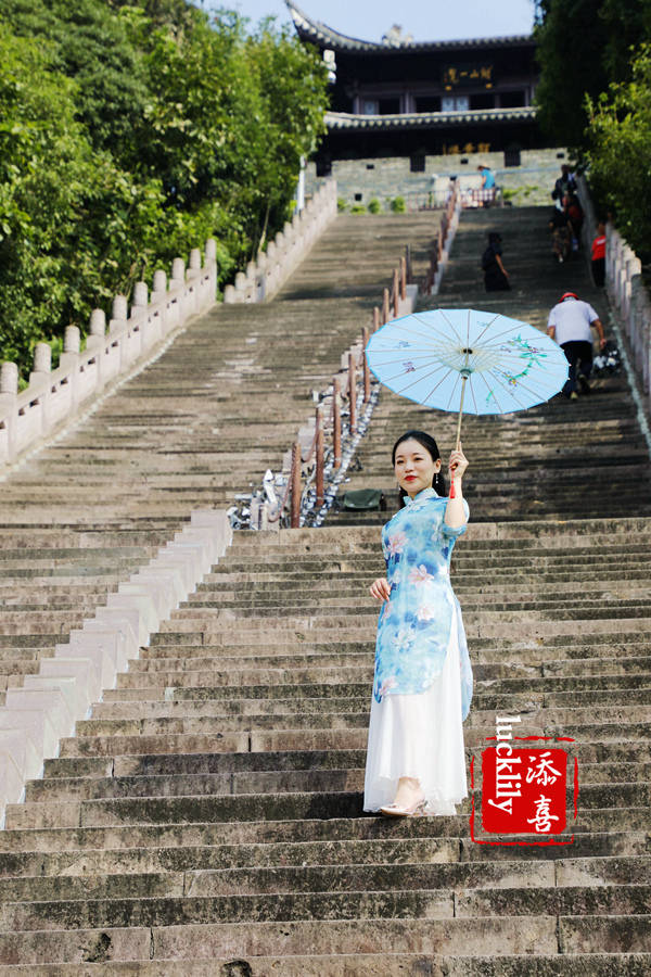 城墙|登临海江南长城，只要过了城楼前的198级阶梯，之后就是平坦大道