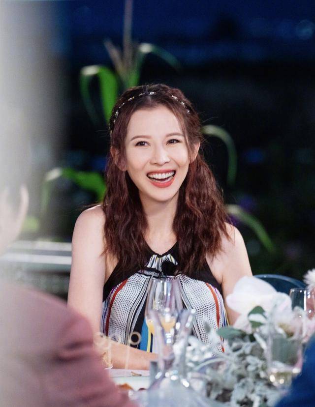 儿女|原创蔡少芬47岁生日，撇下儿女过二人世界，与张晋贴脸秀对戒甜蜜放闪