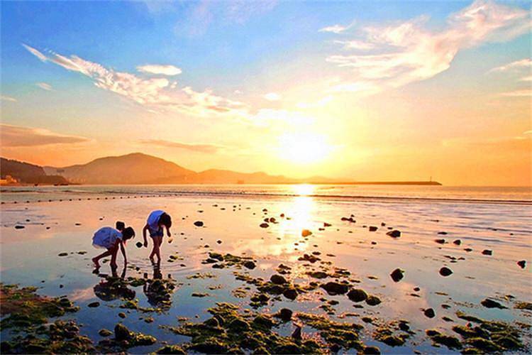 游会场湾,漫步海滨,赶海园嬉戏,登望海楼观日出; 港东码头赶海挖蛤蛎