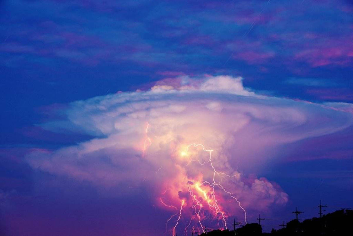 雷暴前惊人的乌云形成高清摄影大图-千库网